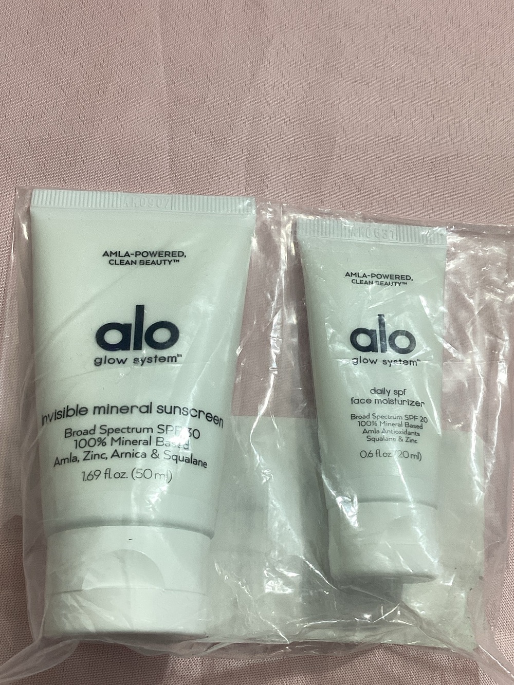 alo glow system Invisible Mineral Sunscreen & Daily SPF Moisturizer - White